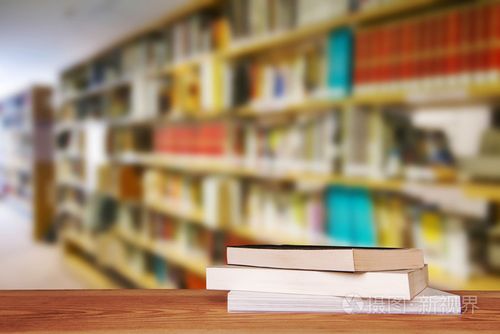 空的木桌和現代圖書館的背景下,產品顯示
