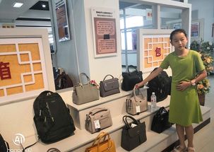 繁峙縣志愿者協(xié)會組織學生參觀手工業(yè)產(chǎn)品展示廳 聚寶新區(qū)社區(qū)和箱包廠車間