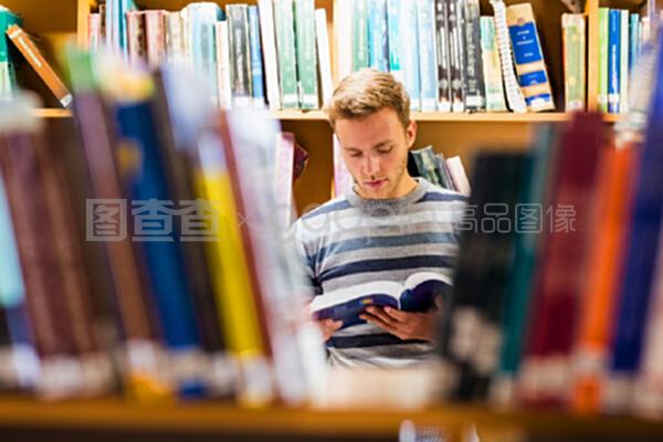 在圖書館讀書的男學生